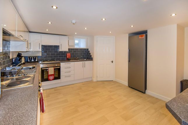 Room 6, 219, Cutler Heights Lane, Bradford photo 3