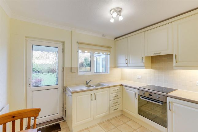 52 Maple Drive, Nottingham photo 2