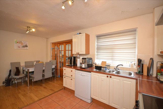 10, Bates Avenue, Risngstead photo 3
