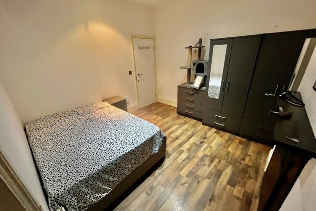 Room to rent in Clapham Common South Side, London