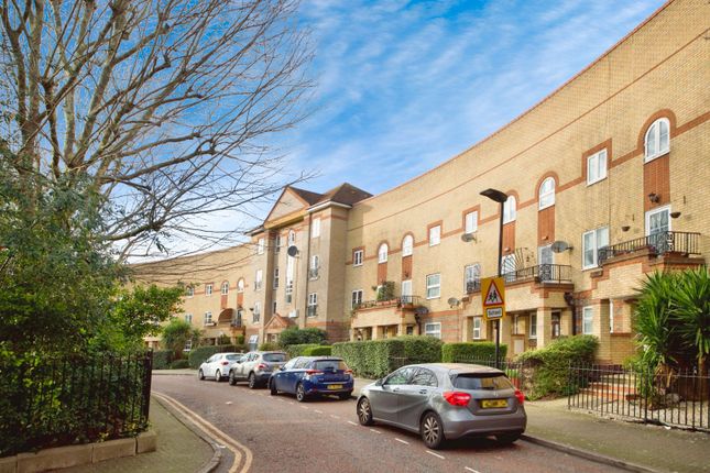 Flat for sale in Viscount Drive, Beckton, London