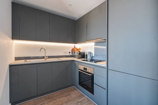 2-bed flat on Dipper Drive, E3, Bow, £115,000