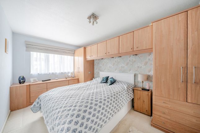 169, Lakeside, Woking photo 3