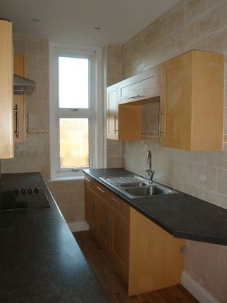 Flat to rent in High Street, Caterham