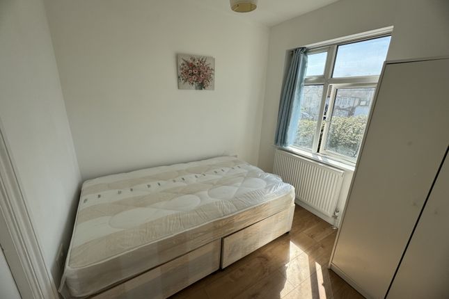 Room to rent in Winsford Terrace, Great Cambridge Road, London
