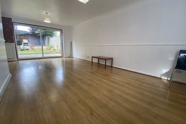 3, Lowlands Close, Northampton photo 4