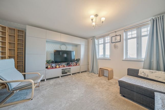 28, Penrhyn Way, Grantham photo 3