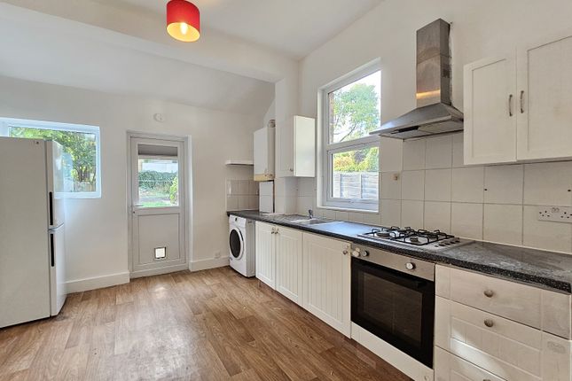 Ferme Park Road, London - Crouch End  photo 3