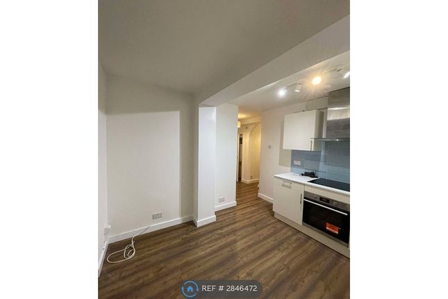 B Ridgehurst Avenue, Watford photo 2
