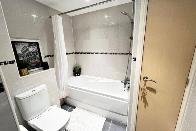 Flat 8, 19 Bandy Fields Place, Salford photo 4