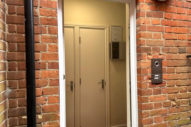 Flat 2, 31B,, High Street, Surrey photo 2