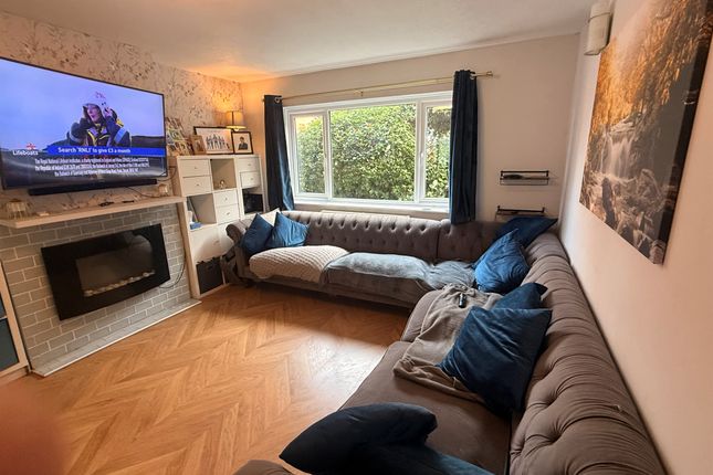 14, Woods Hill Close, East Grinstead photo 2