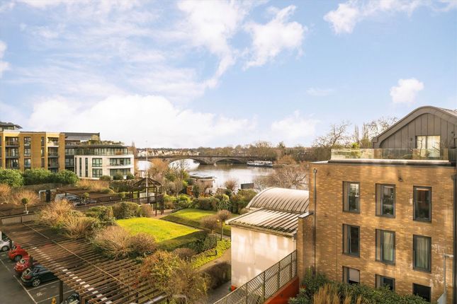 1-bed flat on Flat 12, 41-42, Kew Bridge Road, Brentford, £375,000