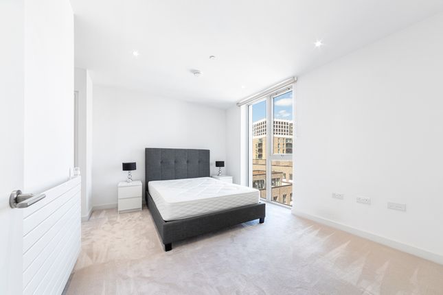 Flat to rent in Liner House, 3 Royal Wharf Walk, London