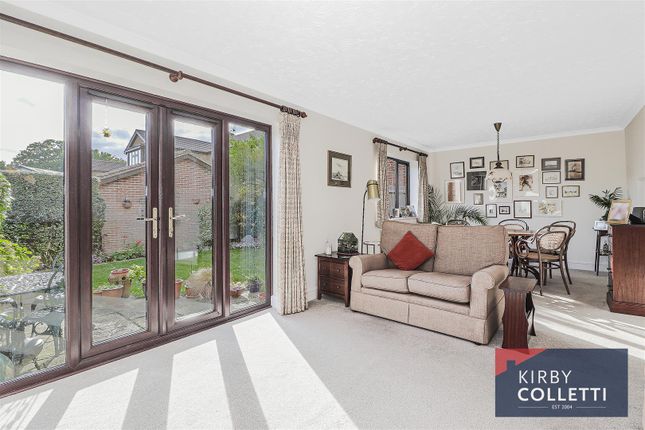 10, Badgers Croft, Broxbourne photo 3