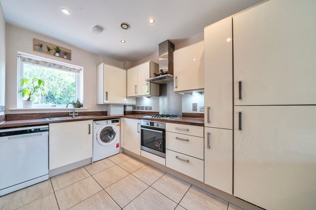 63, Strawberry Fields, Addlestone photo 4