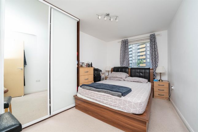 Flat for sale in Prince Regent Road, Hounslow