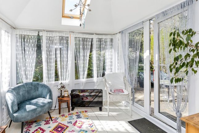 8, Lark Rise, Turners Hill photo 3