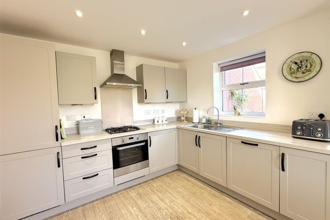 21, Clark Drive, Westhampnett photo 2