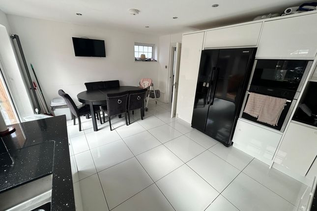 4, Vicarage Farm Road, Wellingborough photo 4