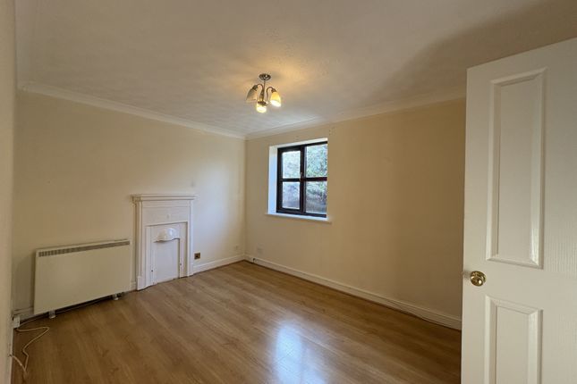 162 Tamarin Gardens, Cambridge photo 2