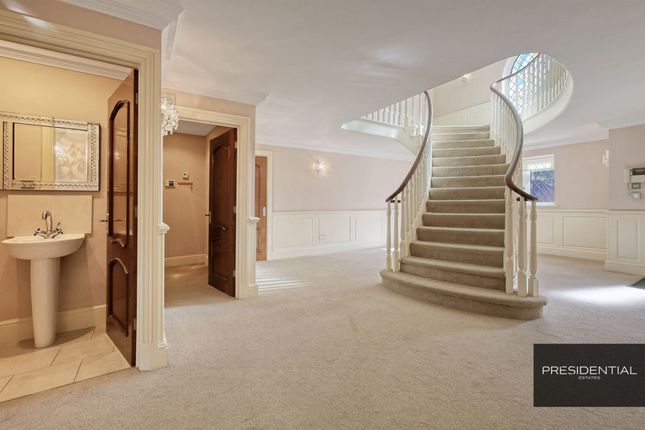 32 Spareleaze Hill, Loughton photo 2