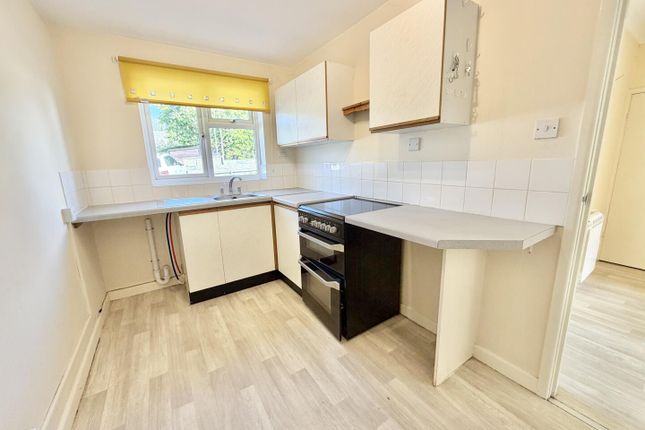 Flat 2, White Rose Court, East Street, Weymouth photo 4