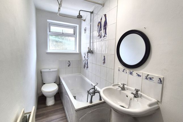 180 Martindale Road, Hounslow photo 5