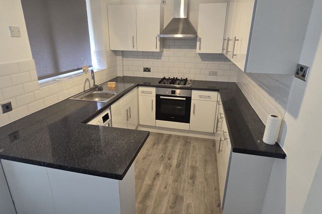 14 Woodward Gardens, Dagenham photo 5