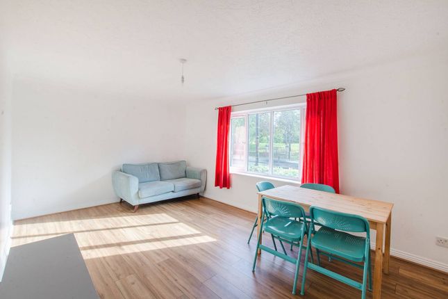 Flat to rent in Albany Road, Camberwell, London