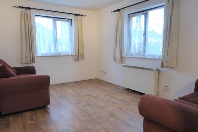 19, Marchside Close, Hounslow photo 3