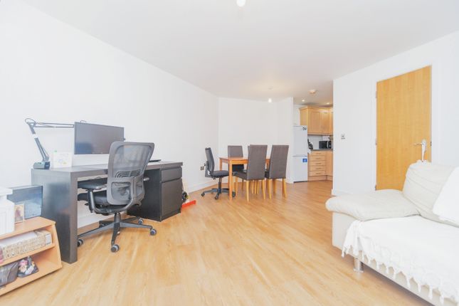 Flat 61/Long Acre House, Pettacre Close, London photo 4
