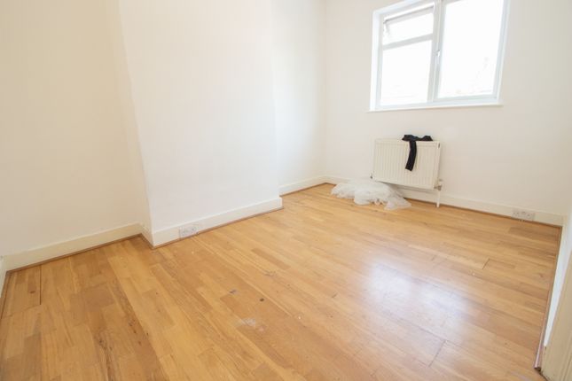 Flat to rent in Saxon Road, Wood Green