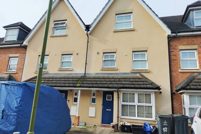 Thumbnail Property to rent in Carisbrooke Close, Stevenage