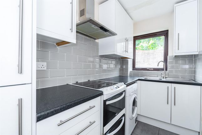 Flat to rent in Bassetsbury Lane, High Wycombe