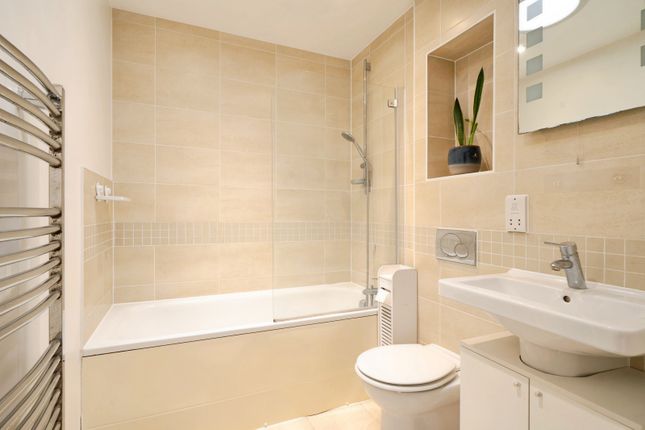 Flat 16 Renaissance, 50, High Street, Surrey photo 3