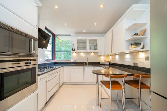 2, Firecrest Drive, London photo 4