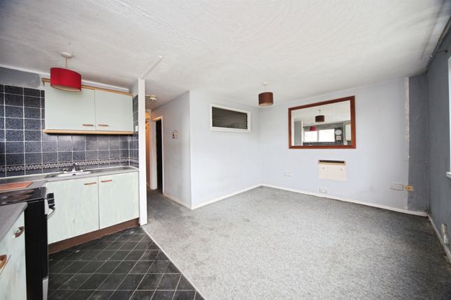 8, Burfield Court, Handcross Road, Luton photo 4