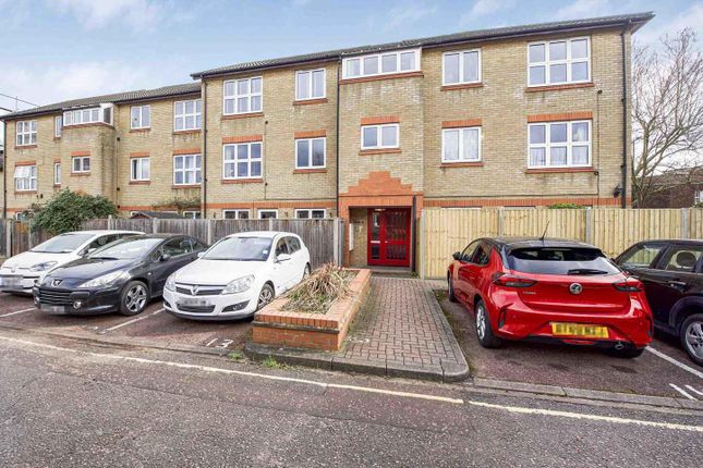 Flat for sale in Ivybridge Close, Twickenham