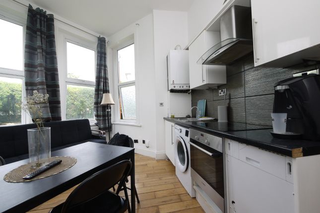 Flat B, 22 Hollybush Hill, Greater London photo 2
