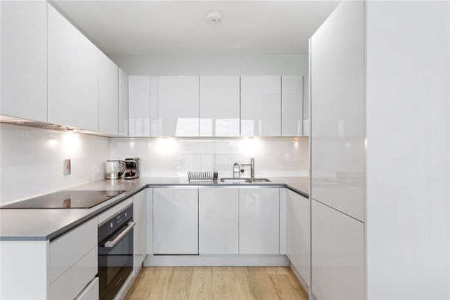 302, Mauger Heights, 12, Summerstown, London photo 2