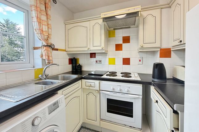 15, Tongham Meadows, Farnham photo 3