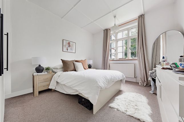 Flat for sale in Langbourne Avenue, London