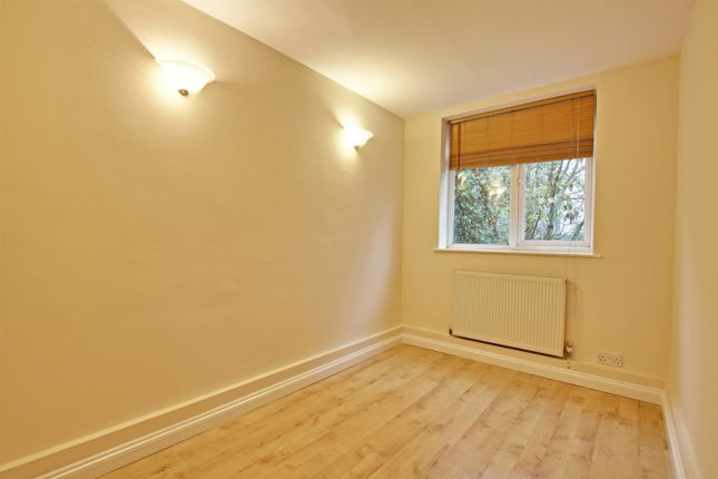 Flat to rent in Ravensbourne Road, Bromley