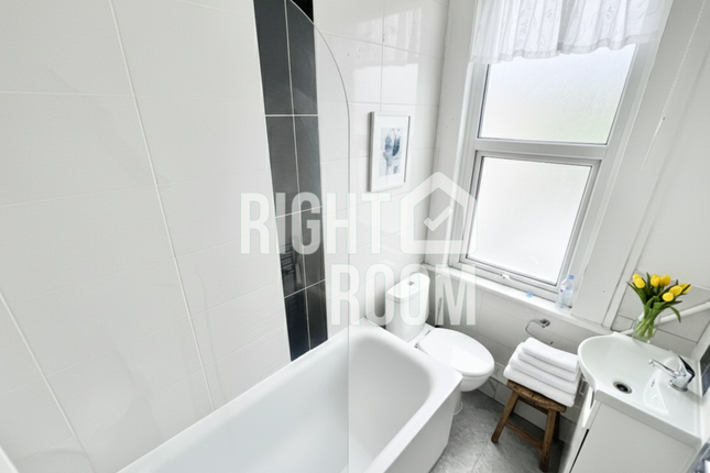 Room 1, 135 Grosvenor Road, London photo 5