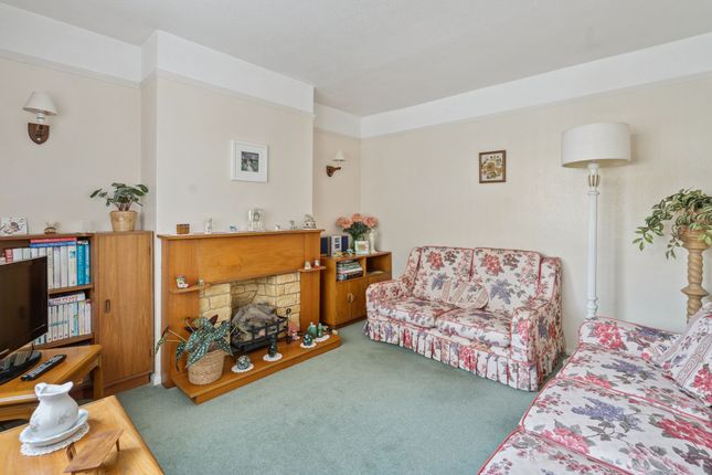 21 Roberts Road, Aylesbury photo 3