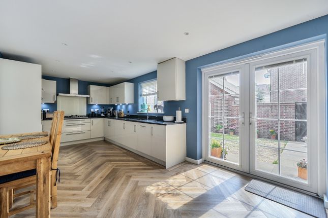 7, Buchanan Way, Bracknell photo 2