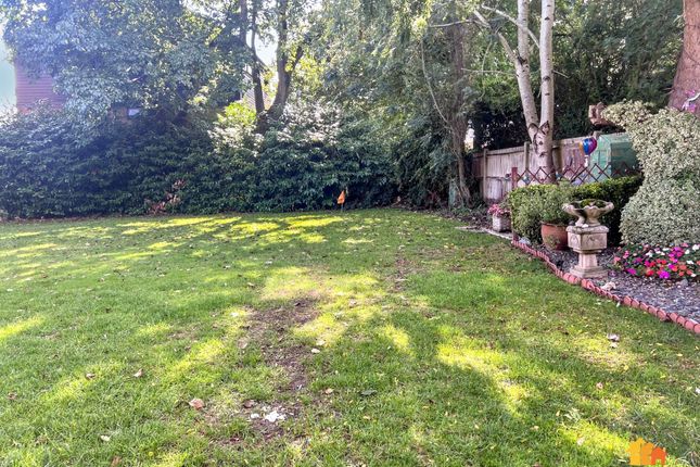 34, The Bourne, Hemel Hempstead photo 2