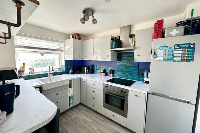 37 Holdbrook Way, Romford photo 3