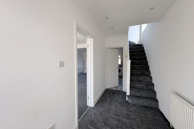 253, Brabazon Road, Hounslow photo 2